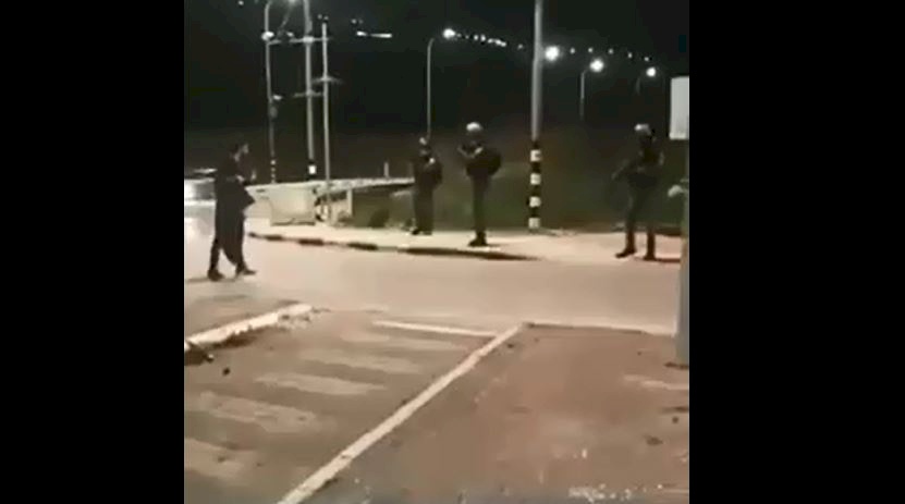 فيديو| شاب أعزل يتحدى جنود الاحتلال: اترك سلاحك وتعال أفرجيك