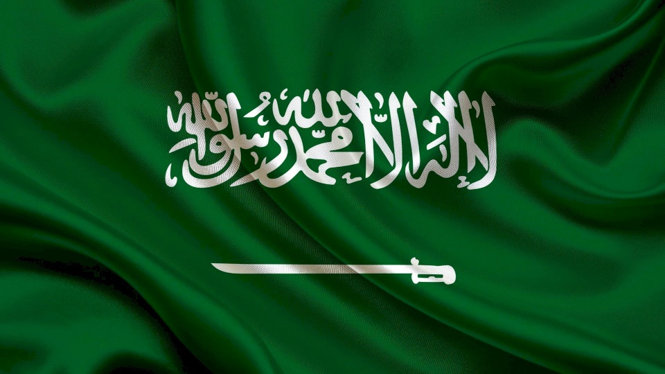 ضجة بالسعودية .. كاتب يقترح إزالة السيف من علم بلاده لـ3 أسباب!