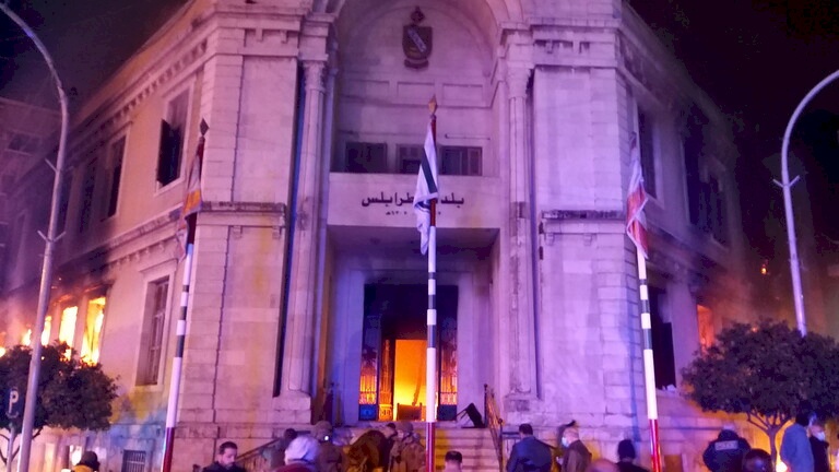 توتر في لبنان.. محتجون يحرقون مبنى بلدية طرابلس