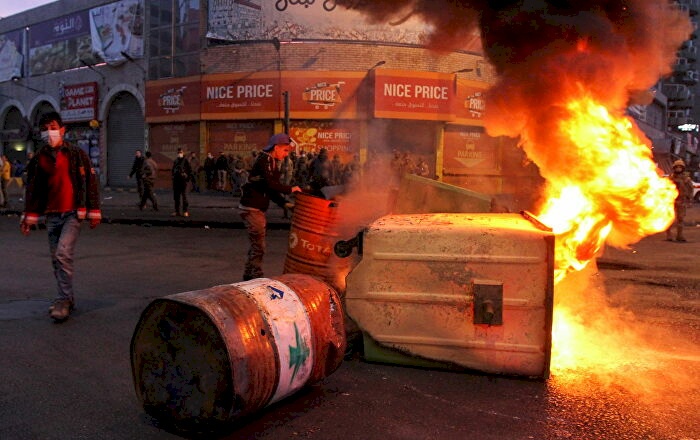 فيديو- انفجار ضخم يهز محطة للغاز وسط مدينة البيضاء اليمنية