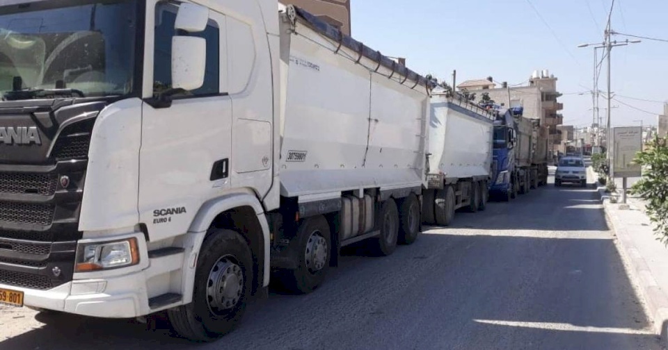 ضبط 3 شاحنات إسرائيلية محملة بنفايات في قلقيلية