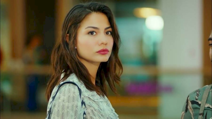 الممثلة التركية ديميت أوزديمير تتحول إلى كائن غريب في أحدث ظهور لها!