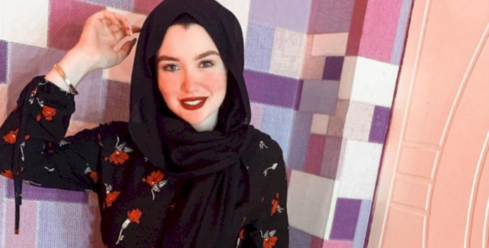حنين حسام تخلع الحجاب في أول ظهور لها بعد خروجها من السجن