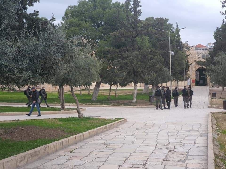 صور- جنود مسلحين يحولون الأقصى لثكنة عسكرية