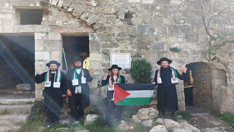 صور| جماعة يهودية تنظف مسجداً وتدعو لعودة الفلسطينيين المهجرين