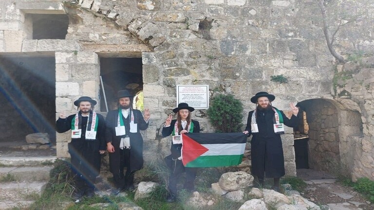 صور| جماعة يهودية تنظف مسجداً وتدعو لعودة الفلسطينيين المهجرين