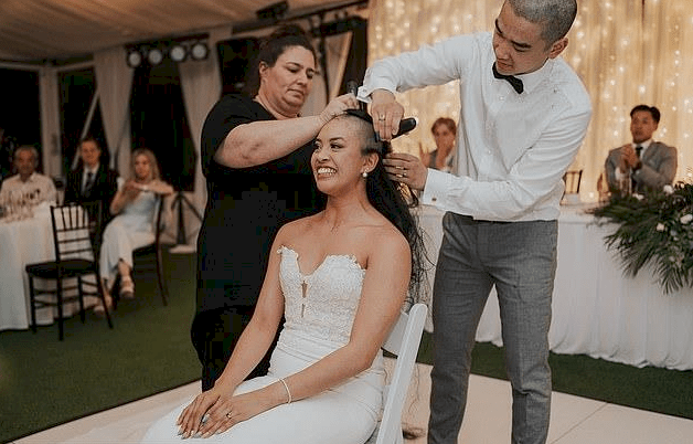 عريس يحلق شعر عروسته خلال حفل زفافهما .. وهذا هو السبب! (صور)