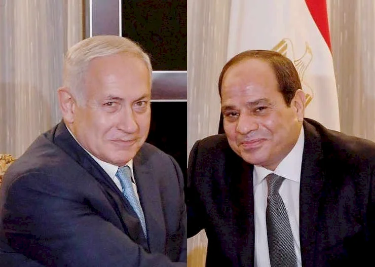 صورة أثارت ضجة.. هل قبّل السيسي رأس نتنياهو؟