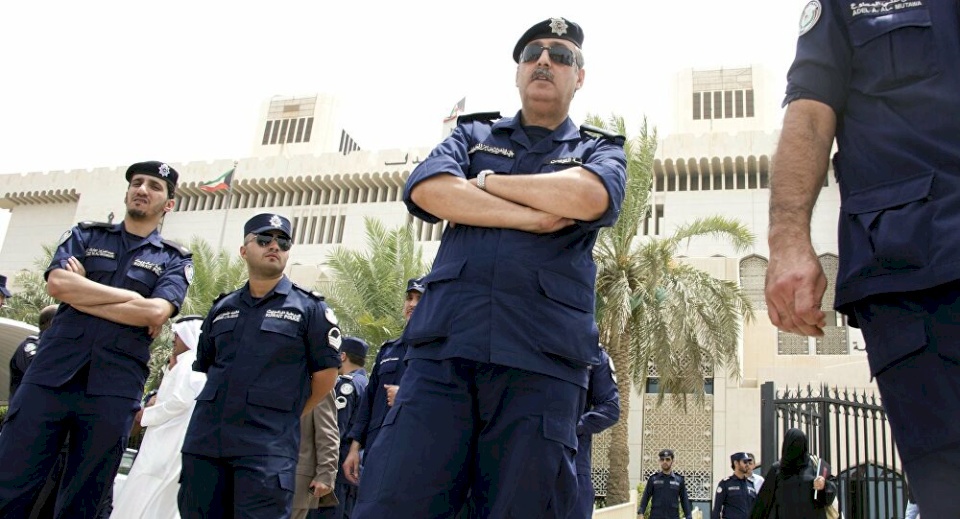 مشاجرة نسائية أمام مركز شرطة في الكويت (فيديو)
