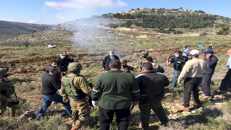 اعتداءات متصاعدة.. مستوطنون يهاجمون مزارعين في سنجل