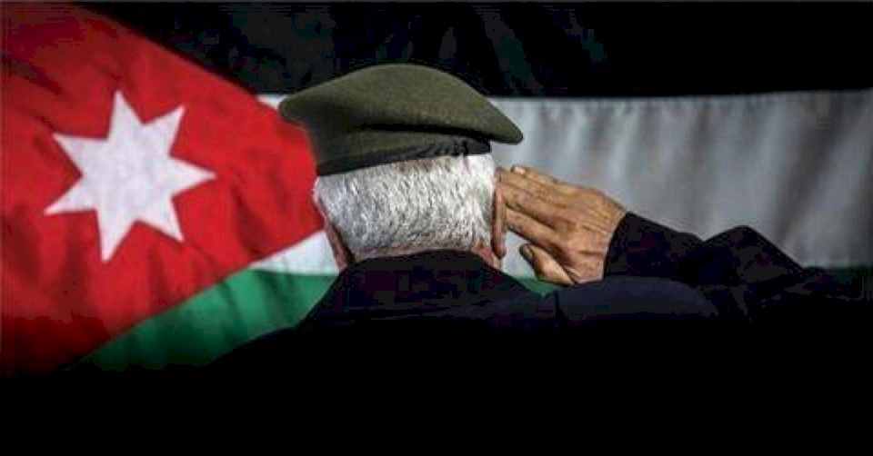 مذيع يفجر غضب الأردنيين بما فعله على الهواء مع متقاعد عسكري (فيديو) 