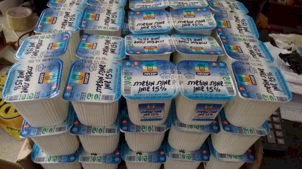 شركة إسرائيلية تستخدم مادة ممنوعة في صناعة الألبان وتبيعها للفلسطينيين