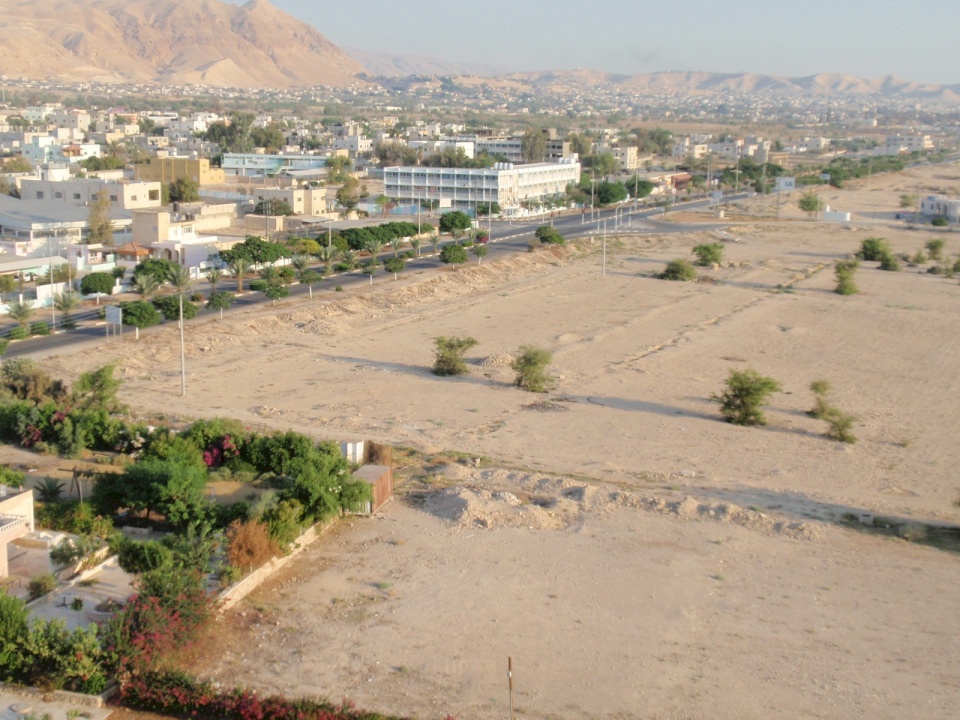 هدم بركة لتجميع المياه الزراعية في أريحا