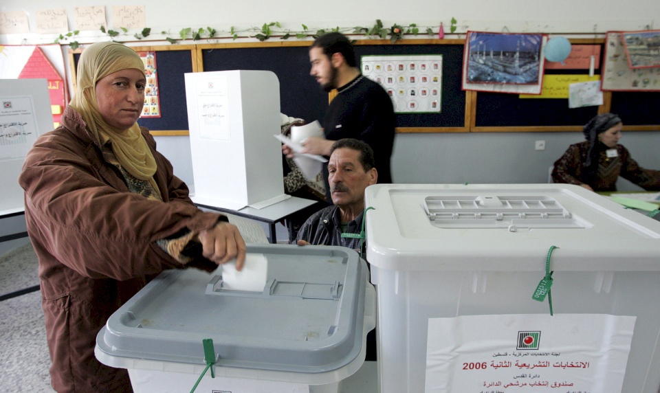 "حماس": سندرس الأيام القادمة شكل المشاركة بالانتخابات البرلمانية