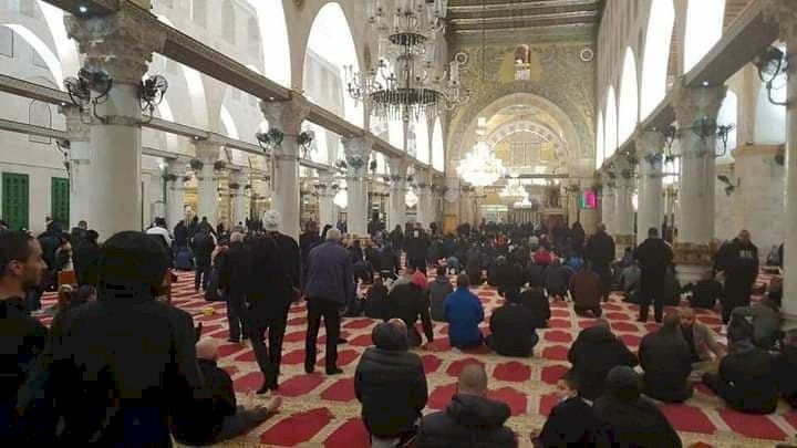 رغم تضيقات الاحتلال.. المصلون يتوافدون إلى الأقصى لأداء الجمعة