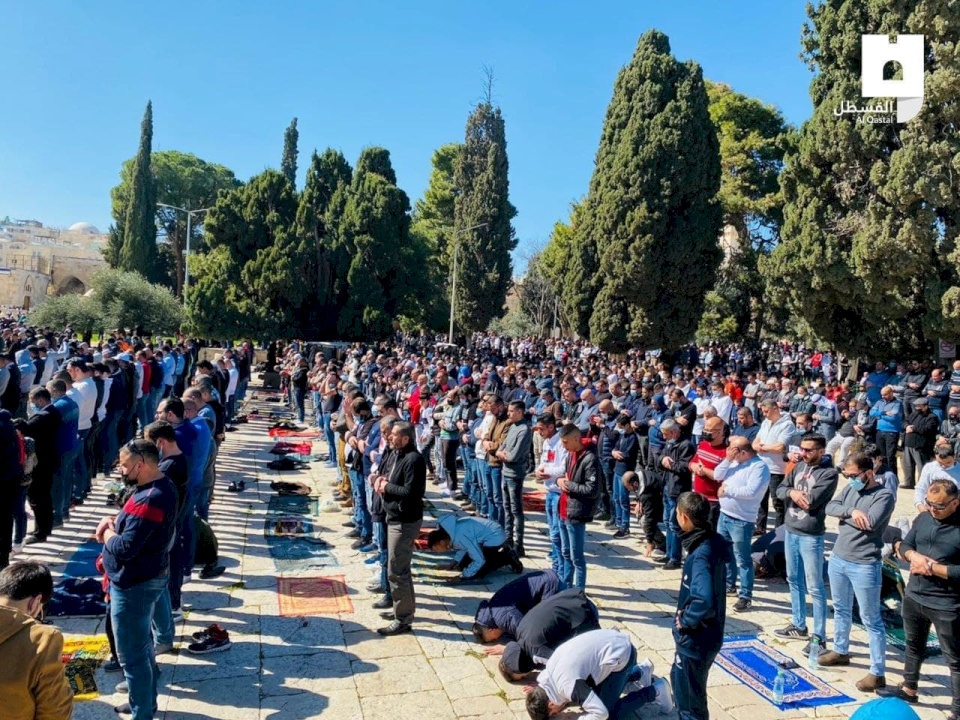 15 ألف مصل يؤدون "الجمعة" في رحاب الأقصى