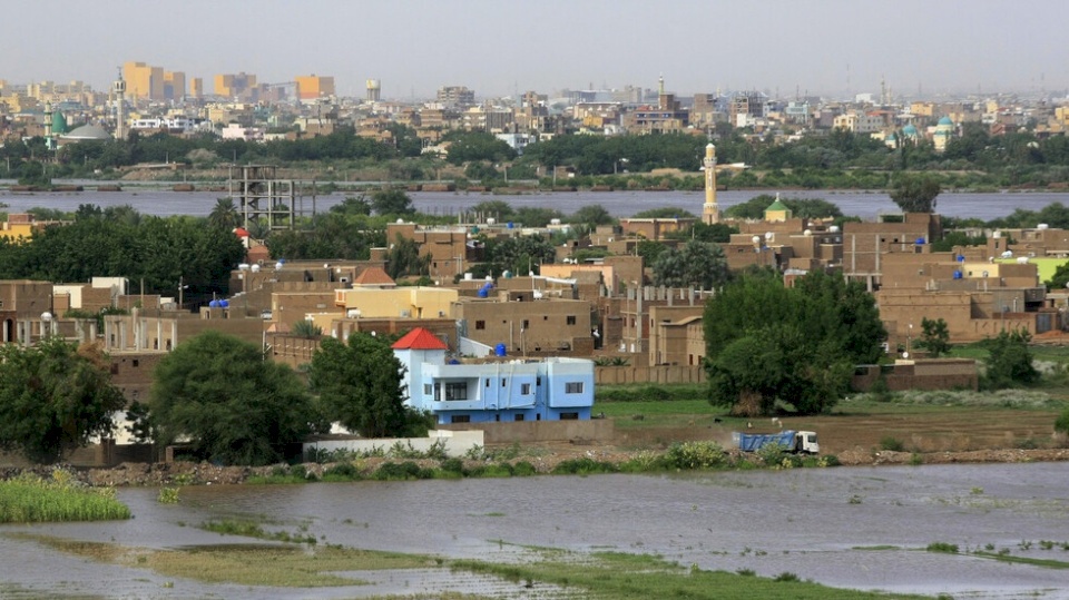 صور: مصرع عائلة سودانية ضلت طريقها بالصحراء والأم تترك رسالة مؤثرة