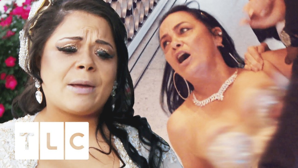 فيديو| عريس يسحل حماته في يوم زفافه.. ما السبب؟