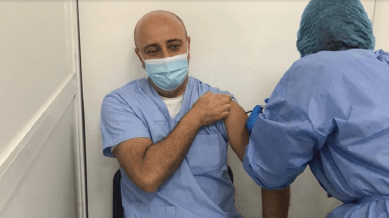 شاهد| لبنان.. فيديو "تمثيلية التطعيم" يثير جدلا