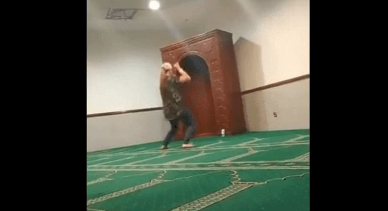 غضب بالسعودية.. شابة بلا حجاب ترقص داخل أحد المساجد! (فيديو)