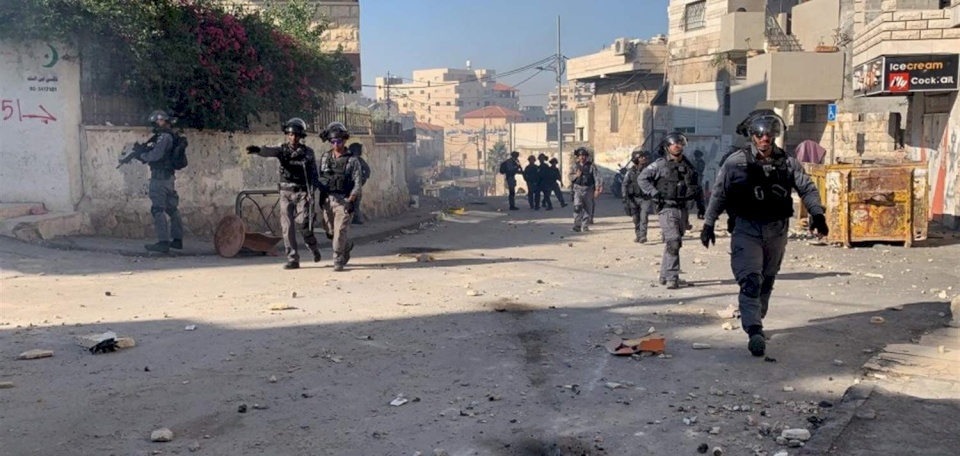 إصابات واعتقالات في مواجهات مع الاحتلال بالعيسوية