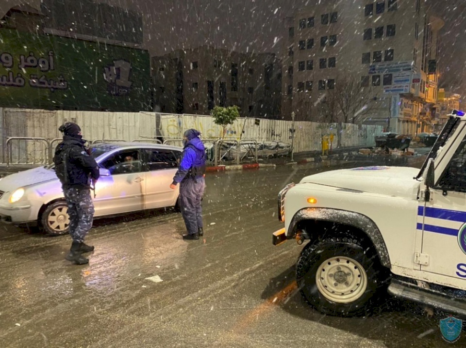 الشرطة تناشد المواطنين بعدم الخروج من المنازل 