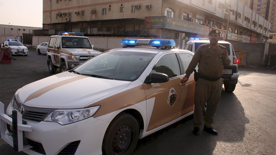 فيديو| عسكري سعودي يقدم على ضرب شخص تحرش بـ4 نساء