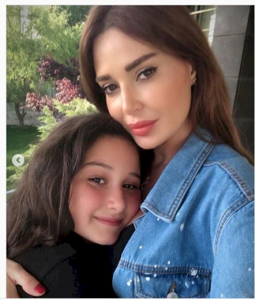 فيديو| إبنة سيرين عبد النور تصدم والدتها بحركة غير متوقعة على الهواء