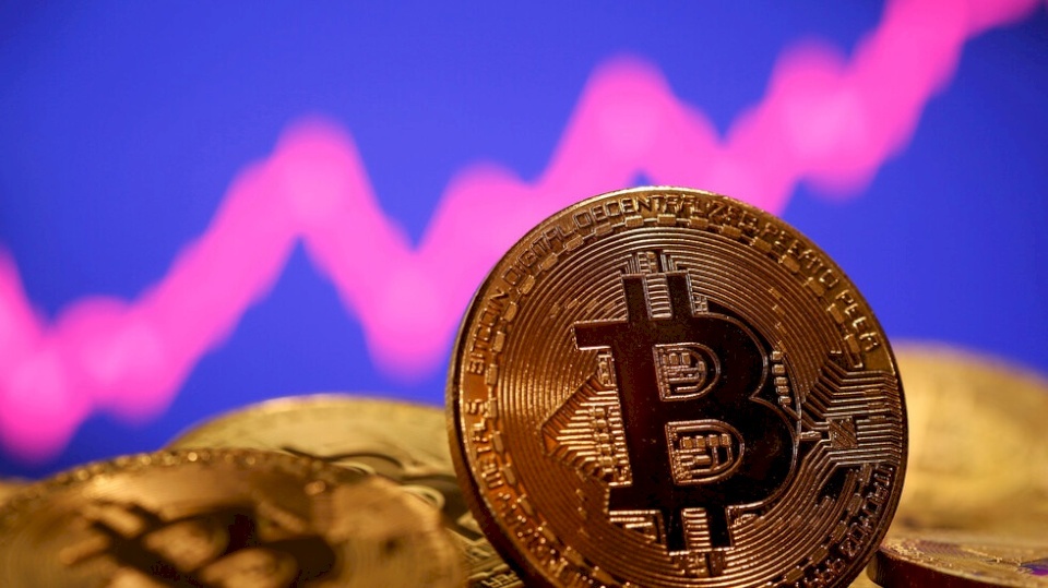 سعر عملة البيتكوين يتجاوز الـ58 ألف دولار