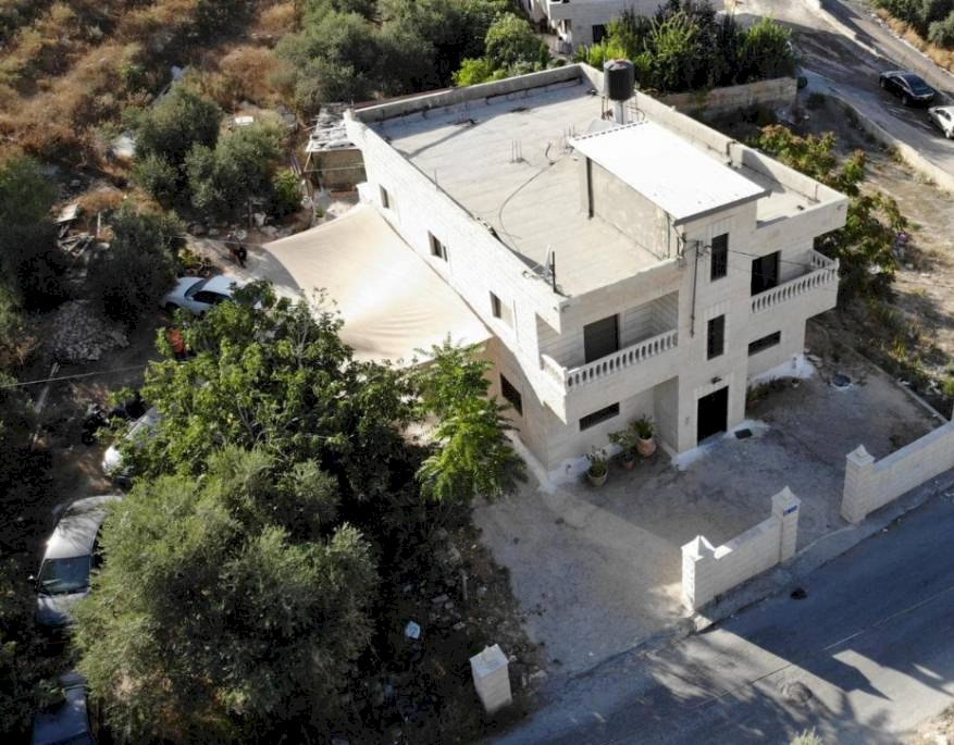 فيديو| الاحتلال يشرد 17 فرداً بعد هدم بناية سكنية في العيسوية