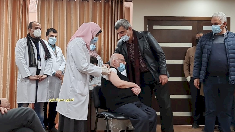  انطلاق حملة التطعيم ضد فيروس كورونا في غزة 