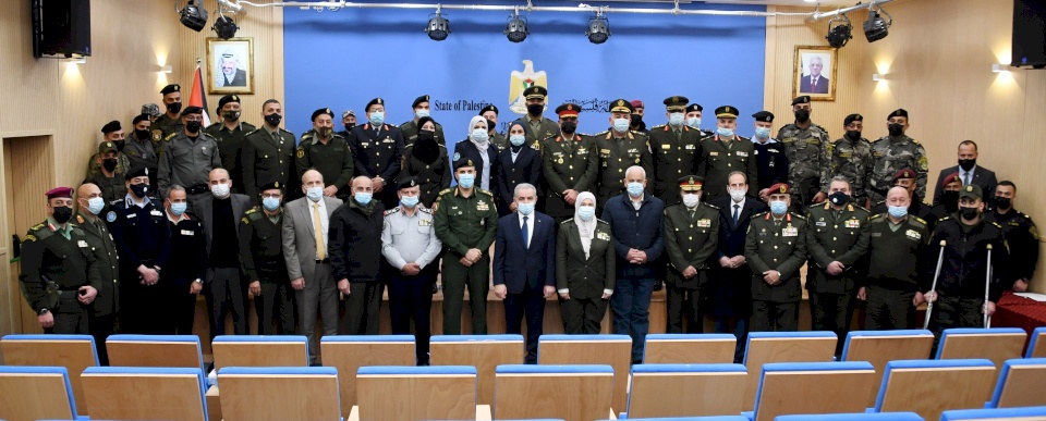 اشتية: ليس سهلا أن يكون رجل الأمن تحت الاحتلال