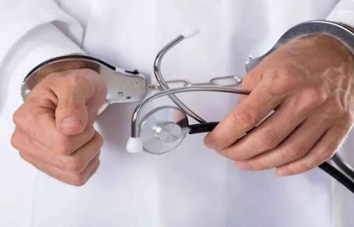 تفاصيل صادمة.. قصة حلاق يمتلك 4 عيادات انتحل صفة طبيب بمصر!