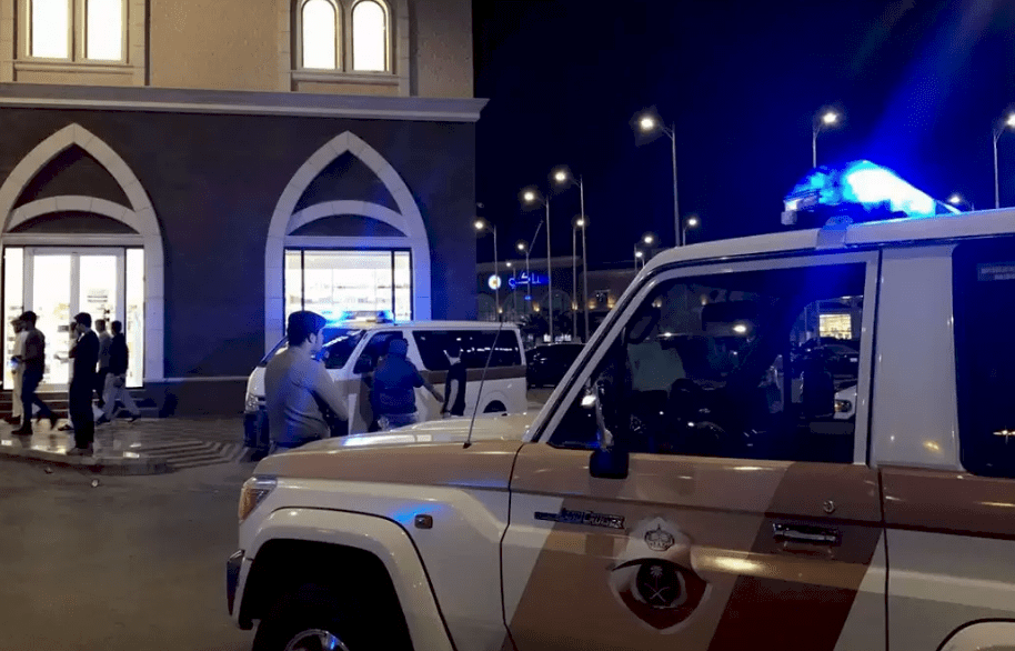 فيديو غريب من السعودية.. شبان يتحرشون بشاب وسيم أمام ماكينة صرافة! (شاهد)