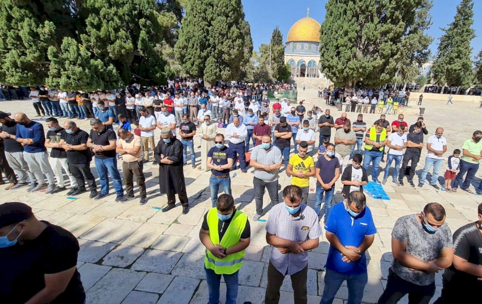 الآلاف يؤدون "الجمعة" في رحاب الأقصى