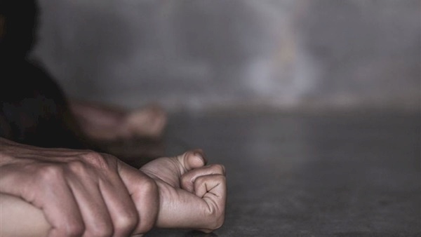 شاب يستدرج طفلة بشيكولاتة ويهتك عرضها لمدة شهرين.. والأم تكشف الجريمة!