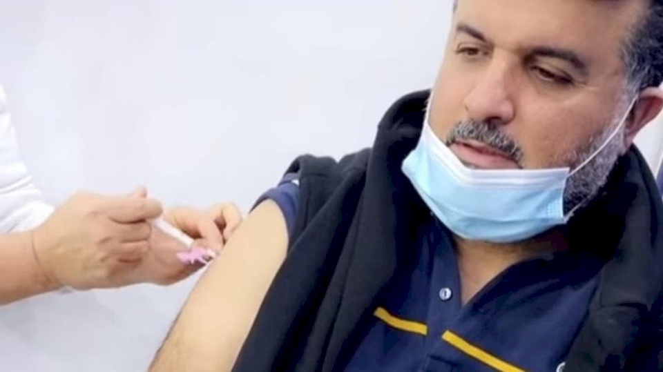 شاهد- آخر فيديو للفنان الكويتي البلام أثناء تلقيه الجرعة الأولى من لقاح كورونا