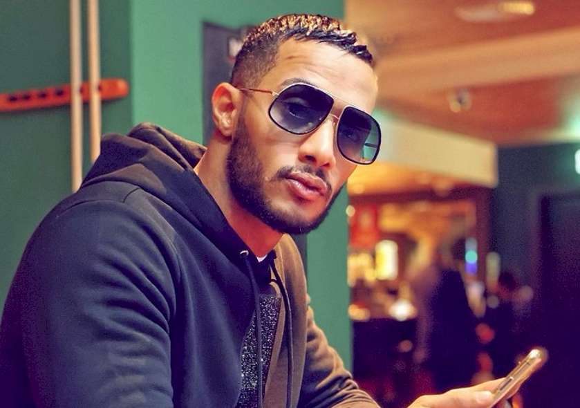 محمد رمضان يستعرض نقوده ويستفز الجمهور: "شوفوني عندي دولار"! (صورة)