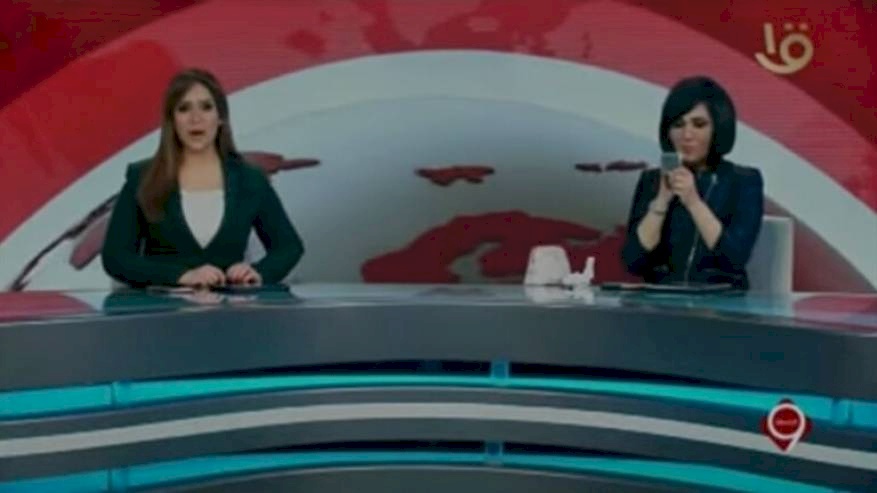 فيديو| مشهد غريب لمذيعة مصرية على الهواء ما أثار موجة سخرية
