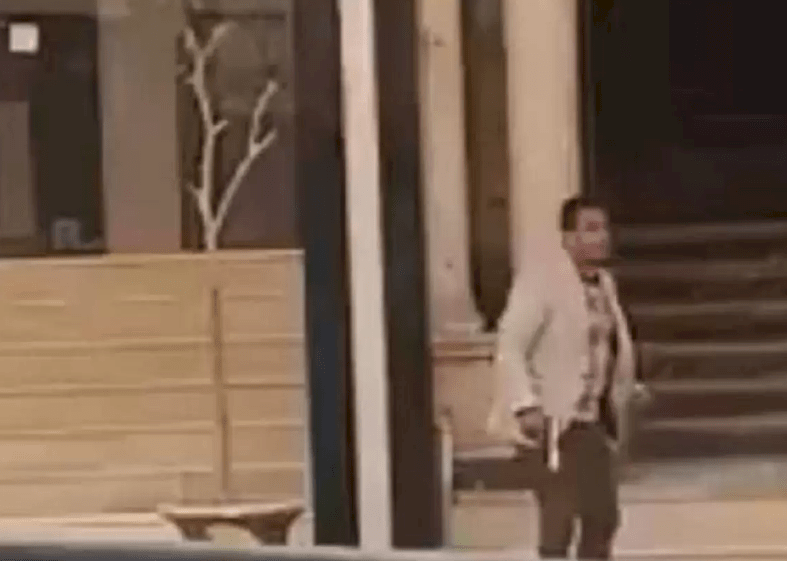 شاهد ماذا فعل رجل مصري بشبان تحرّشوا بزوجته في الشارع! (فيديو)