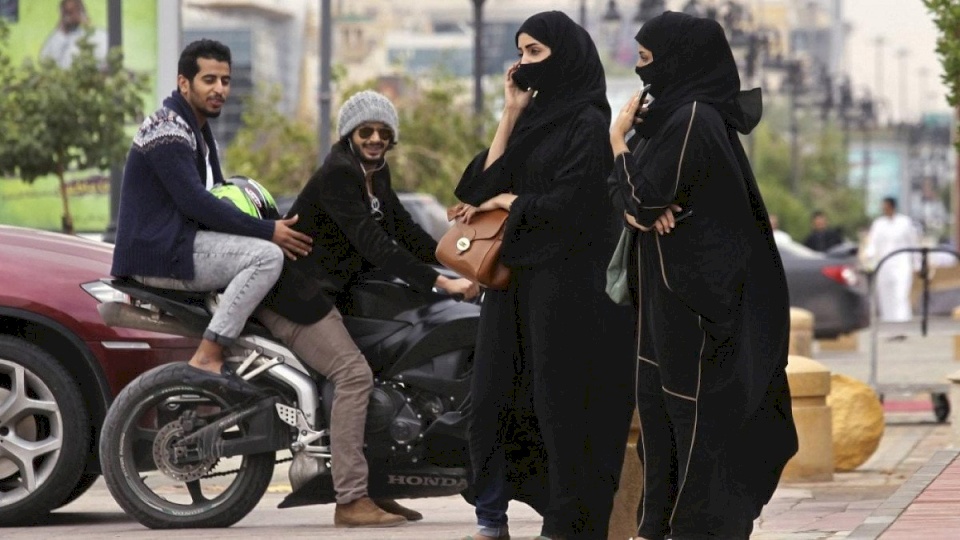 فيديو| بسبب ملابسهن.. شاب سعودي يحرض على التحرش بالفتيات