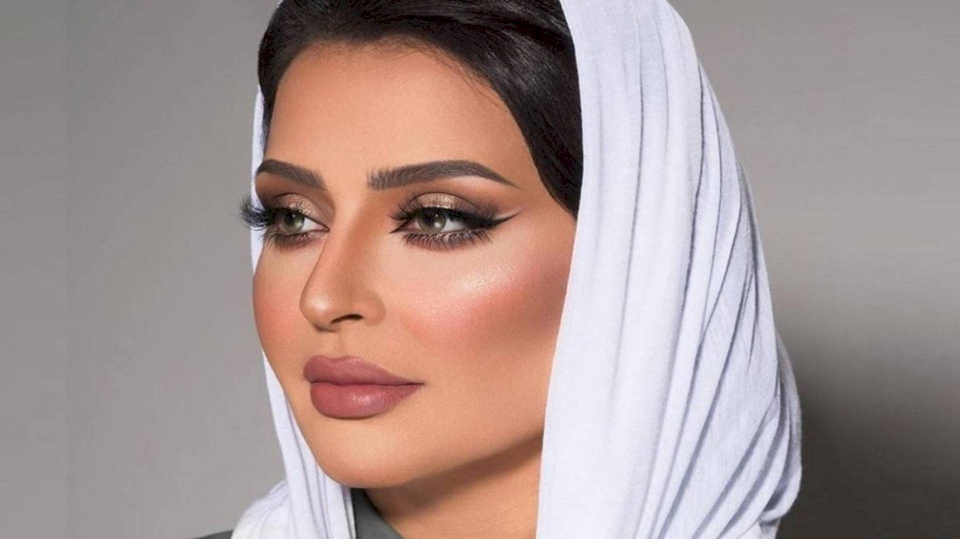 فيديو| بدور البراهيم غاضبة من هدية معجب... تمزّقها وترميها أرضاً