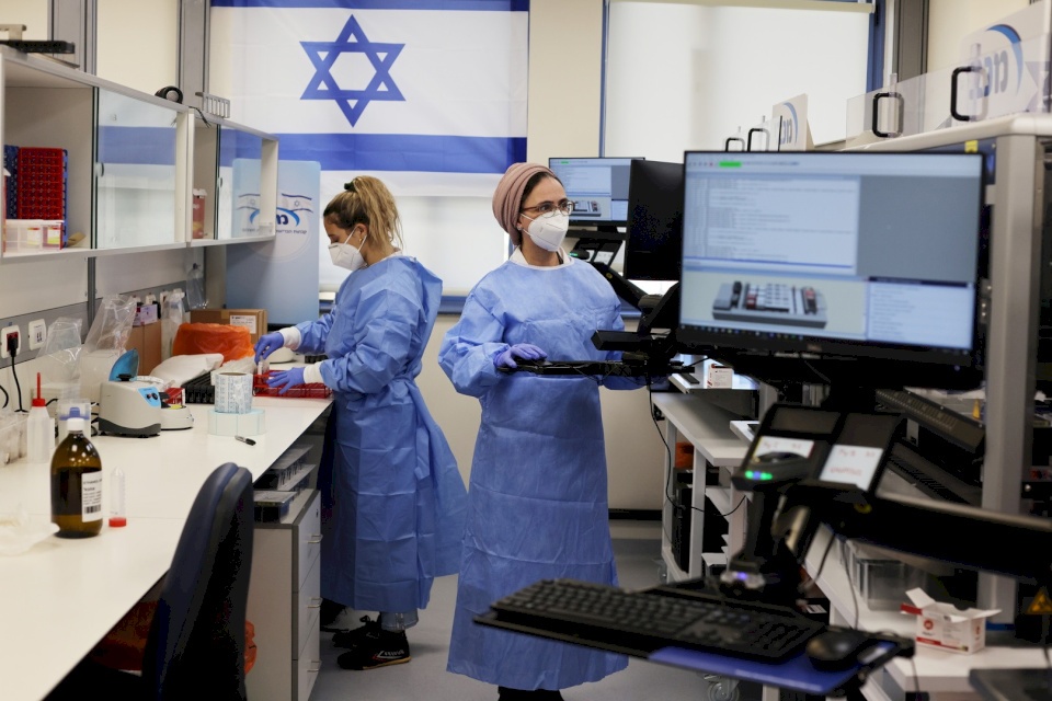 إسرائيل تُدخل 2400 جرعة من لقاح كورونا إلى سيناء.. ما السبب؟