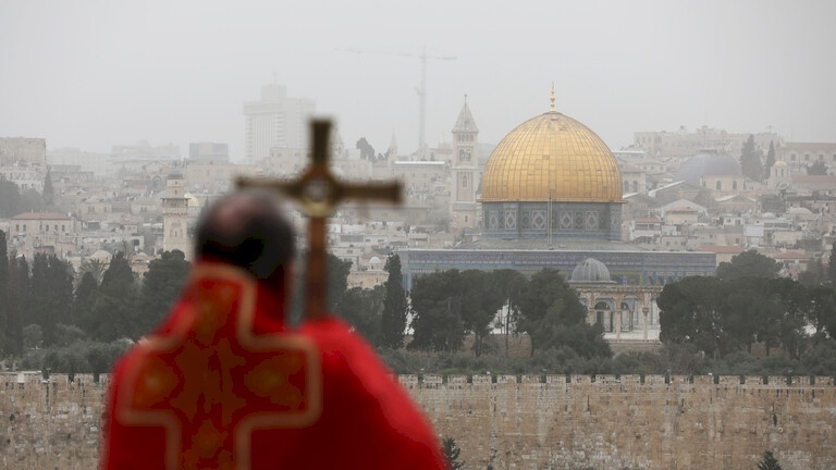 صورة| مستوطنون يعتدون على الكنيسة الرومانية في القدس