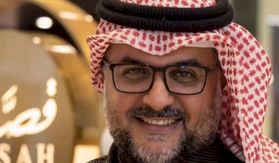 شاهد شبيه الفنان الكويتي الراحل مشاري البلام في تركيا.. ظهر بعد أيام من وفاته (فيديو)