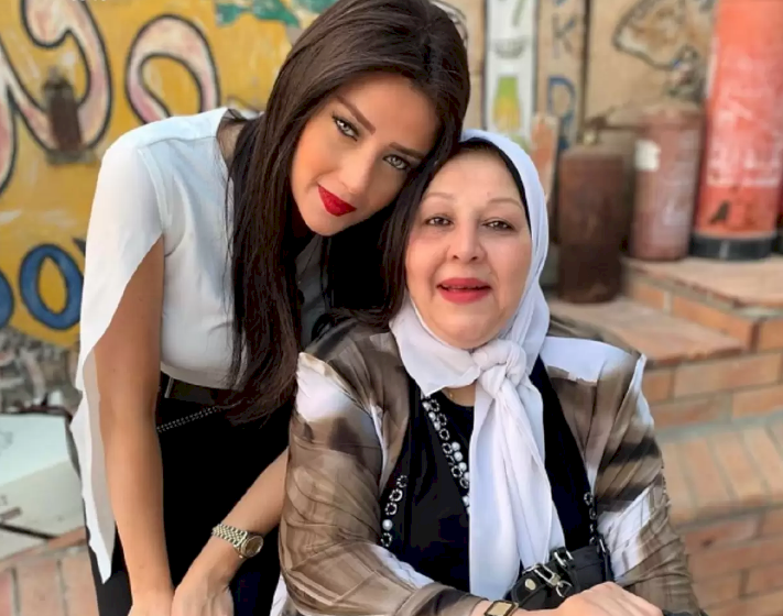 رضوى الشربيني: أمي ماتت بسبب كورونا .. وهذا ما طلبته من جمهورها