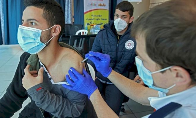 "إسرائيل" تؤجّل حملة التطعيمات للعمال الفلسطينيين 