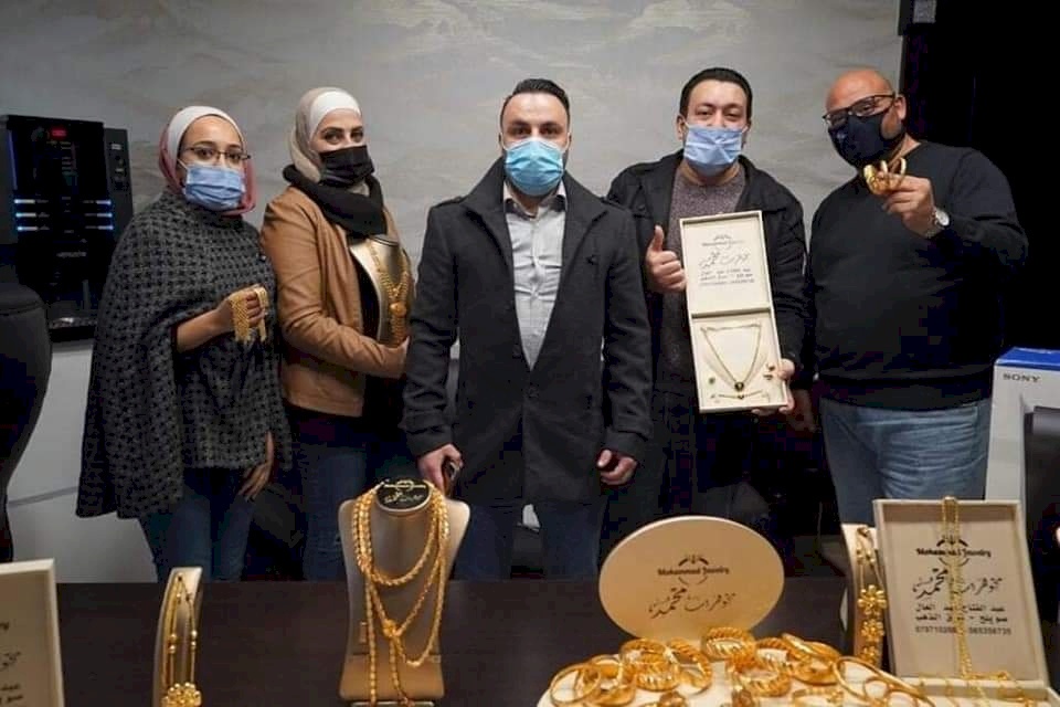 فيديو- مدير خليلي يكافئ موظفيه بالذهب