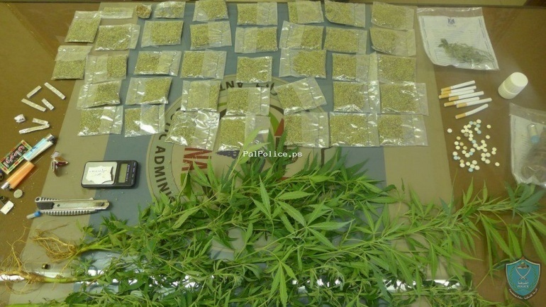 ضبط أكثر من 7 كغم مواد يشتبه أنها مخدرة في الخليل