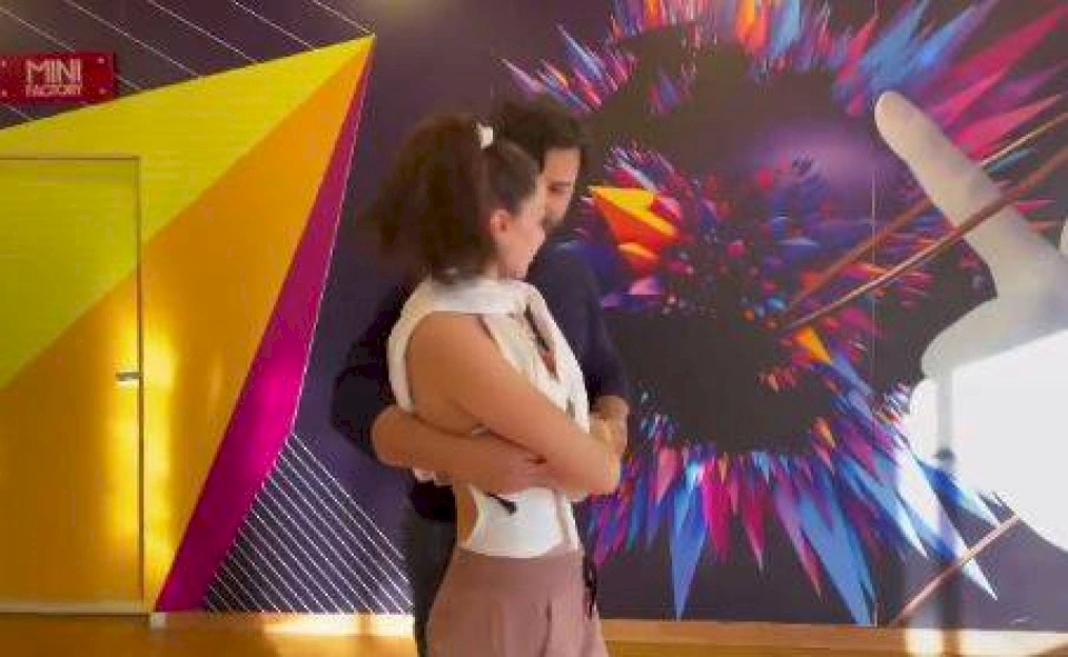 شاهد| فيديو لرقصة رومنسية بين نجميّن لبنانيين تثير اهتمام الجمهور